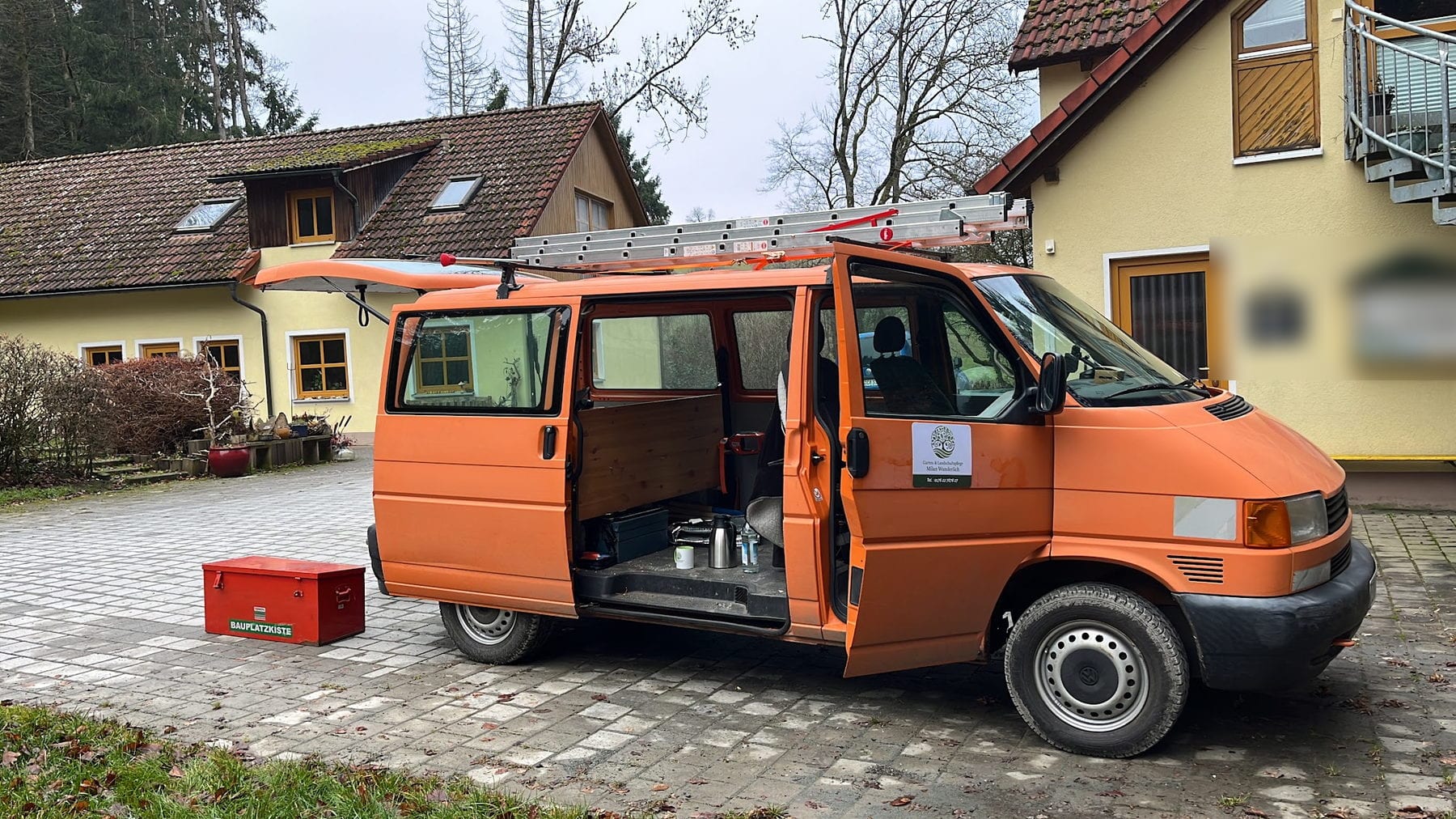 Transporter mit Leiter auf dem Dach, bereit für den nächsten Termin